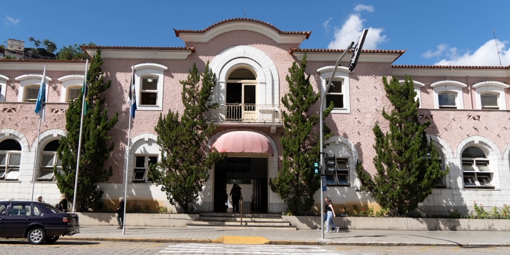 Prefeito de Nova Friburgo sanciona lei que institui o Programa Bolsa Universitária