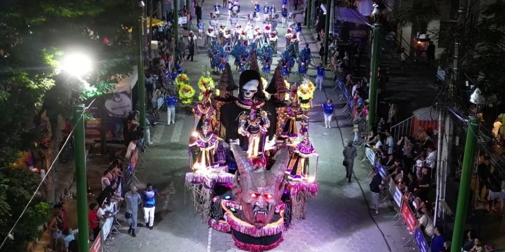 Raio de Luar leva a força da Jurema Sagrada para avenida no desfile do Grupo A em Nova Friburgo