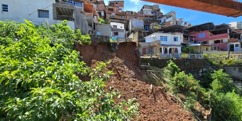 Cinco residências são interditadas pela Defesa Civil em Nova Friburgo após queda de barreira