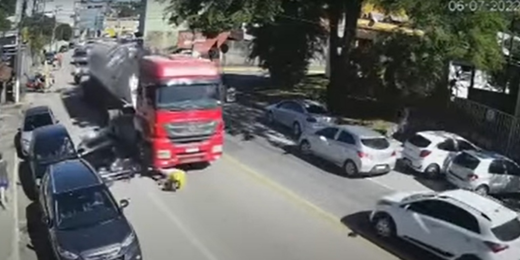 VÍDEO: Motociclista é atropelado por caminhão após motorista abrir porta de carro estacionado