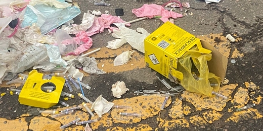 Resíduos perfurocortantes descartados de forma irregular são encontrados em via pública de Nova Friburgo