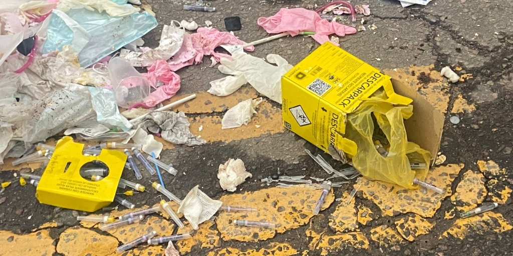 Resíduos perfurocortantes descartados de forma irregular são encontrados em via pública de Nova Friburgo