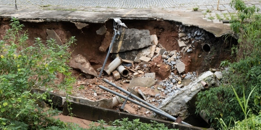 Mais de 40 dias após desabamento, trecho de rua segue sem reparos no bairro Ponte da Saudade, em Friburgo