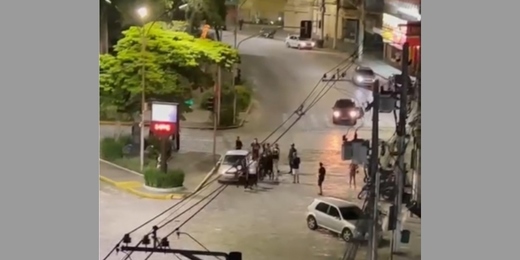 Imagens de violência em plena Alberto Braune, no centro de Friburgo, repercutem nas redes sociais