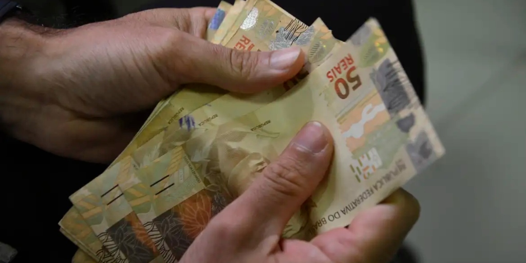 Salário mínimo passa de R$ 1.518 para R$ 1.621 em 2026