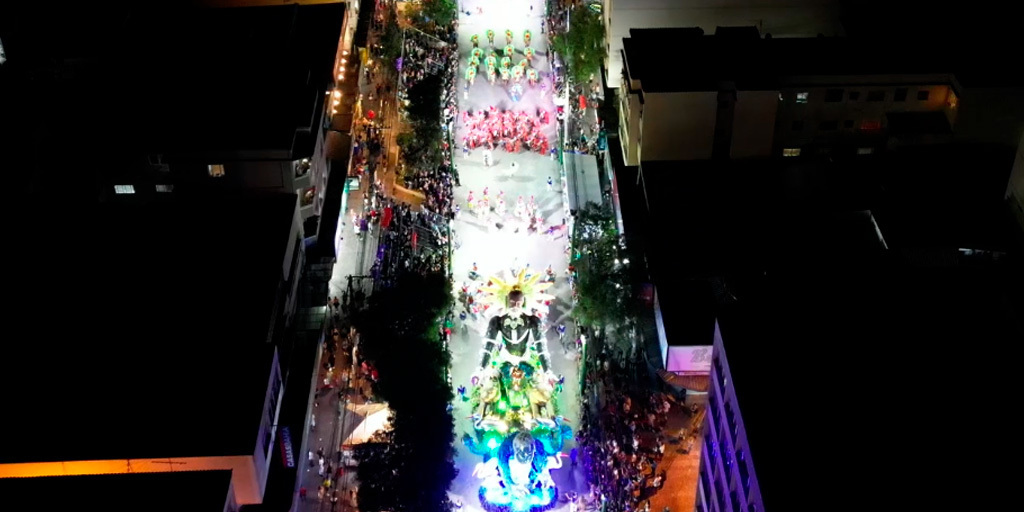 Alunos do Samba conta trajetória de Mão de Luva no desfile do Carnaval 2026 de Nova Friburgo