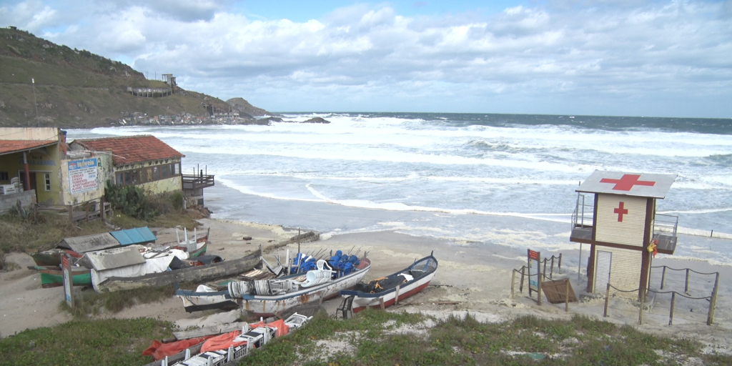 Marinha emite alerta de ressaca no litoral do RJ com ondas de até 4 metros de altura