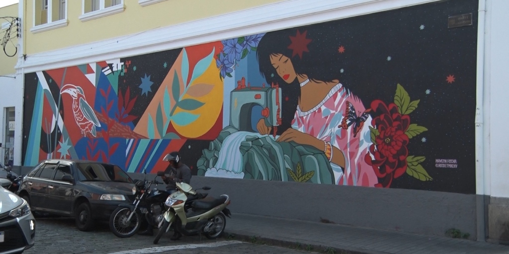 Novo mural da Usina Cultural, em Nova Friburgo, homenageia as costureiras da cidade 