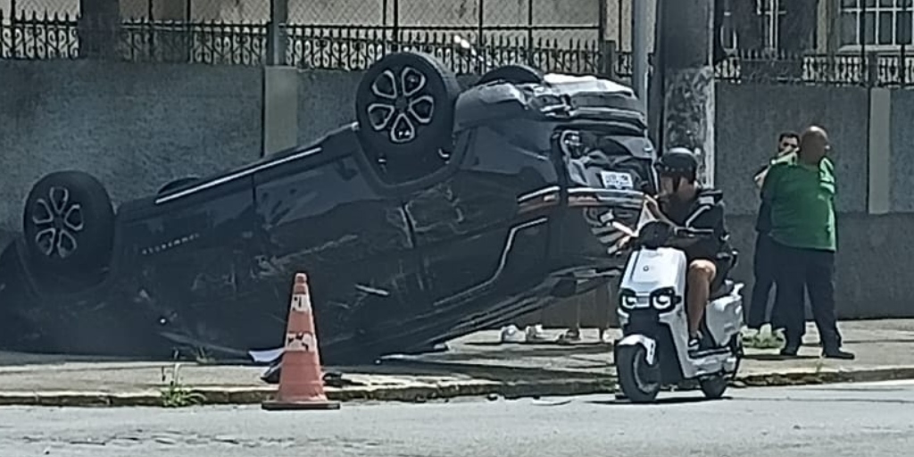 Carro de vereador Marcos Marins (PSD) capota na manhã desta quinta-feira, em Nova Friburgo